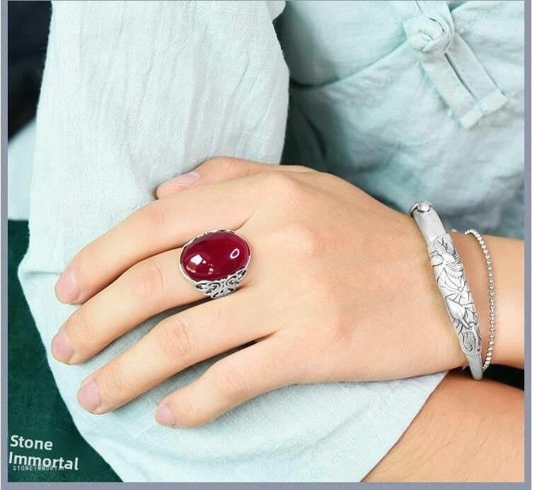 Женское кольцо с изменчемым размером.