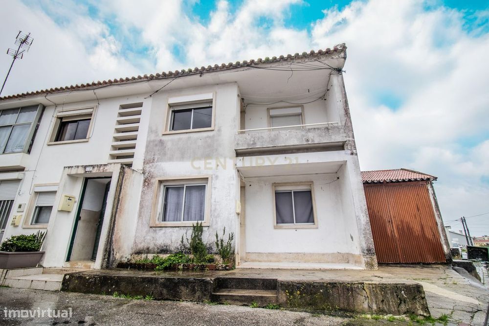 Apartamento T2 com enorme potencial | Varanda + Sótão aproveitável | E