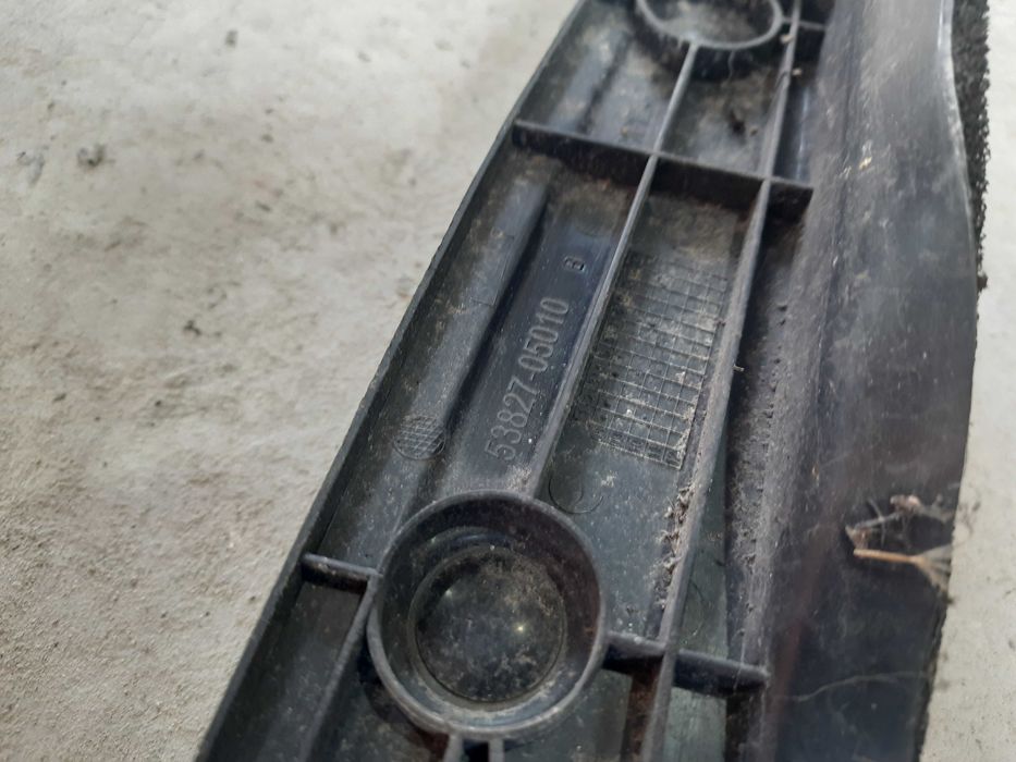 накладка правого переднего крыла Тойота Авенсіс т27 53827-05010