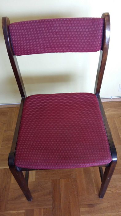 Krzesło drewniane tapicerowane.Kolor tapicerki bordo.