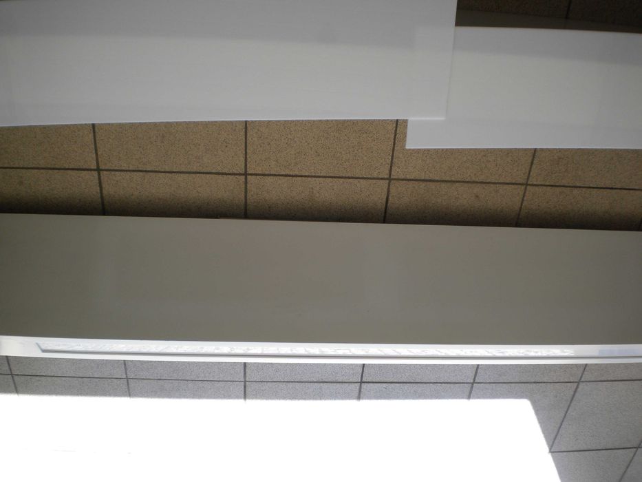 Prateleiras em MDF, em branco, com possibilidade de iluminação