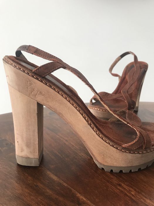 Sandálias novas da Xuz