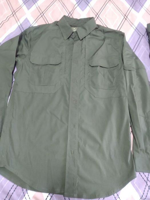 В отличном состоянии 2 футболки, и штаны с рубашкой по отличной цене