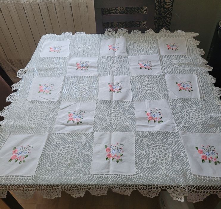 Serweta z haftem 94 x 94 cm stara