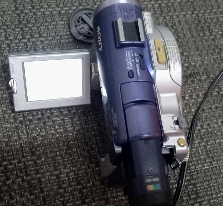 Câmara Sony Handycam DVD (Carl Zeiss) + Carregador — Liga/Para Peças