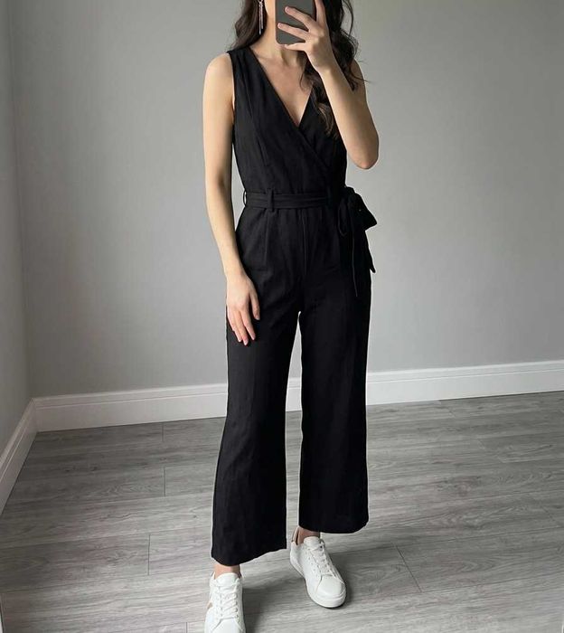 Jeansowy czarny kombinezon z szerokimi nogawkami – kopertowy dekolt