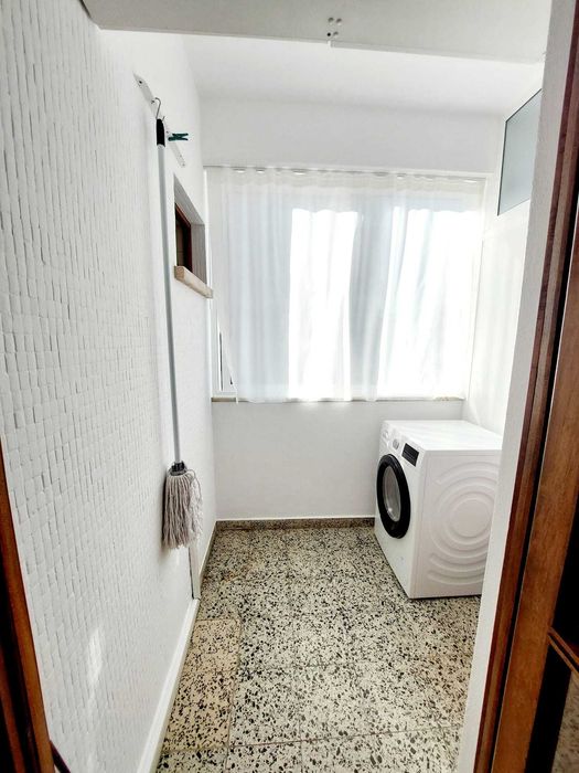 Quarto com Varanda e muita Luz, em Almada