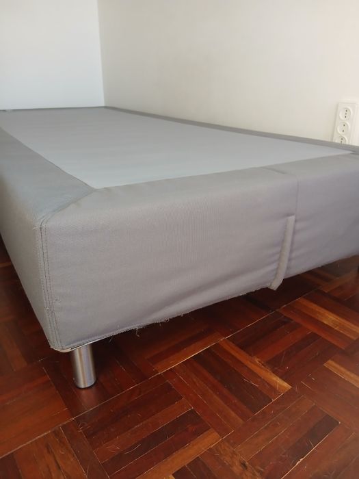 Sommier ikea 90x200 cm, com pés e forro, como novo.