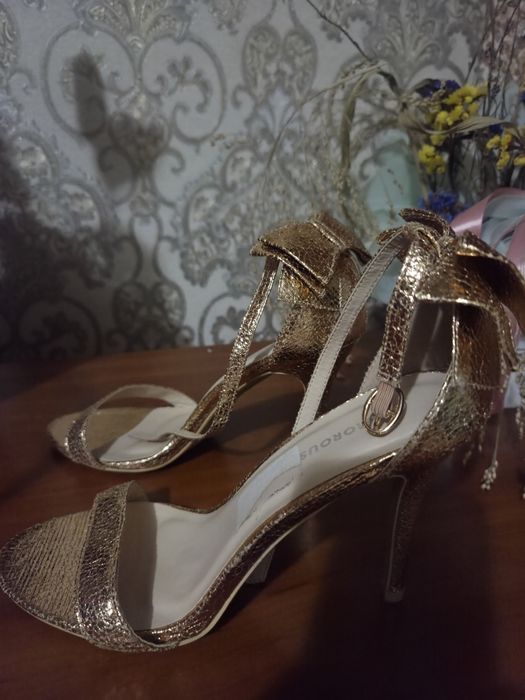 Босоніжки з бантом