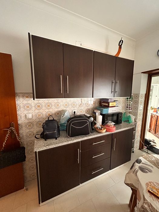 Moveis cozinha castanhos com pedra