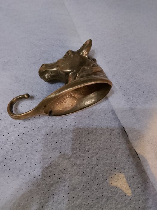 Peça de cavalo dourado