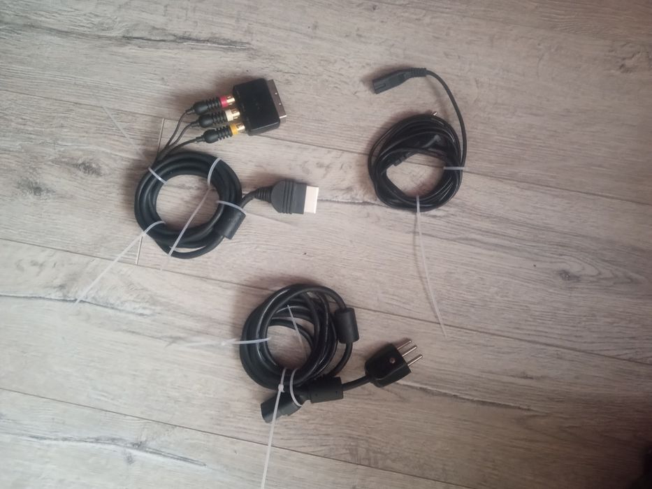 Konsola Xboks z padami