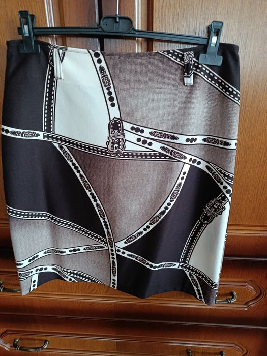 Sprzedam spódnicę r. 44 na metce, ale wypada na 42, w pasie 84 cm, długość całkowita 55 cm. Stan idealny.