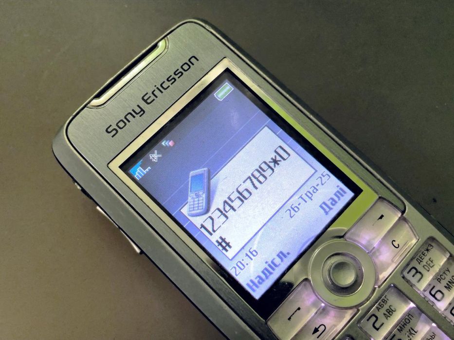 2004 року Sony Ericsson K700i в колекцію (ретро кнопочний ностальгія)