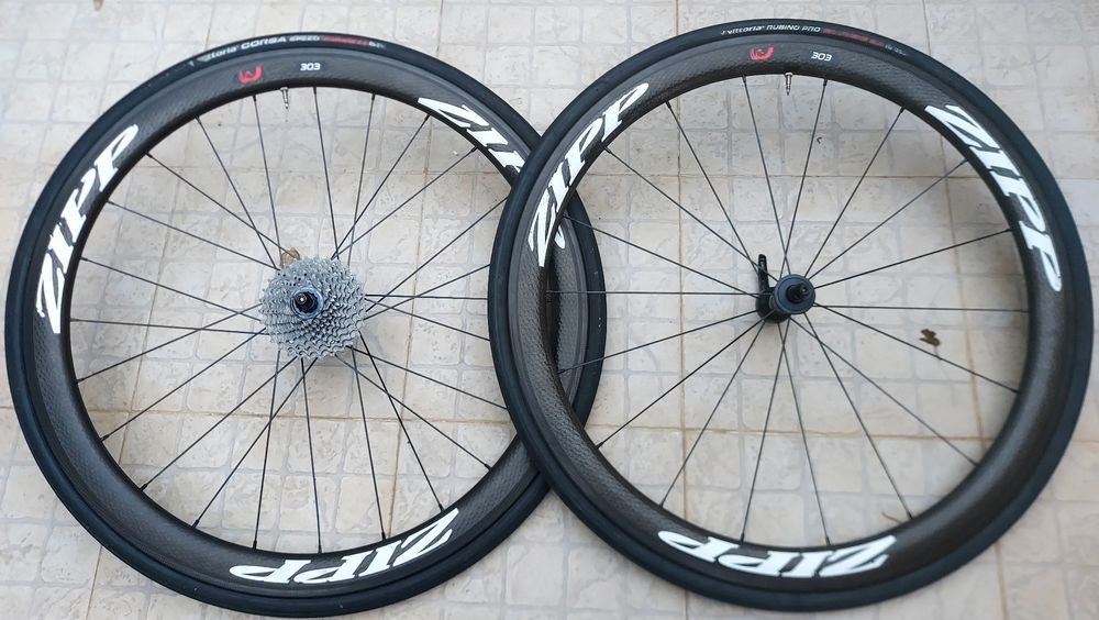 Rodas Zipp303 para pneu e câmara de ar.
