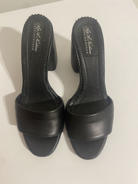 Шльопанці шкіряні нові