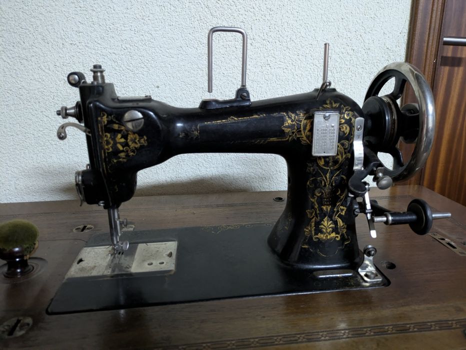 Máquina de costura Adler antiga a pedal - completa e original