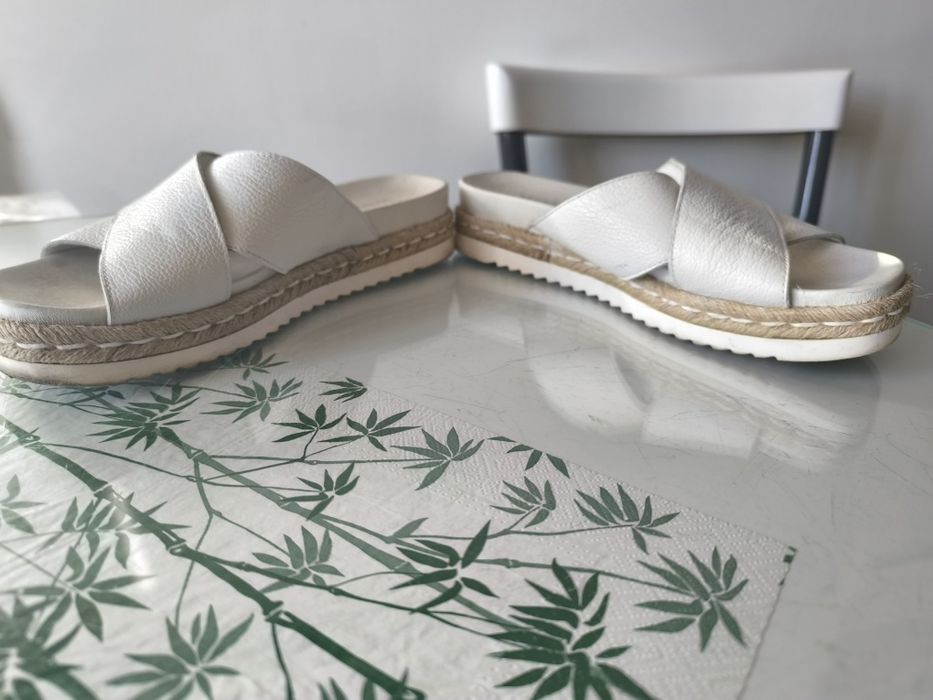 Skórzane białe klapki Wojas