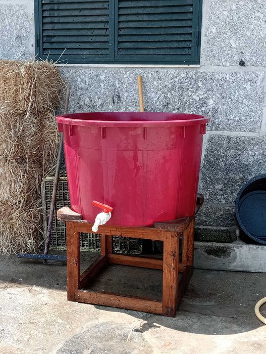 Vendo Dorna e mesa de madeira