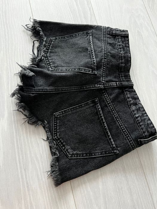 Czarne szorty jeansowe z przetarciami ZARA