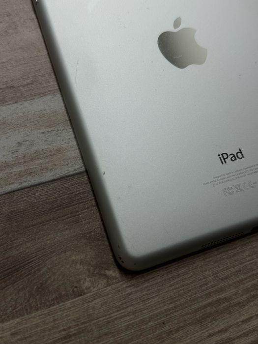 iPad mini 16GB Wi-Fi / повністю робочий / тріснутий екран