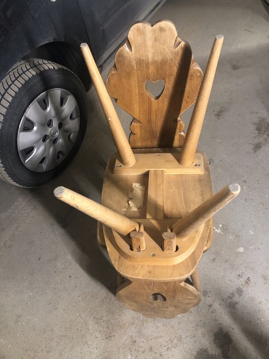 Stare krzesla góralskie.