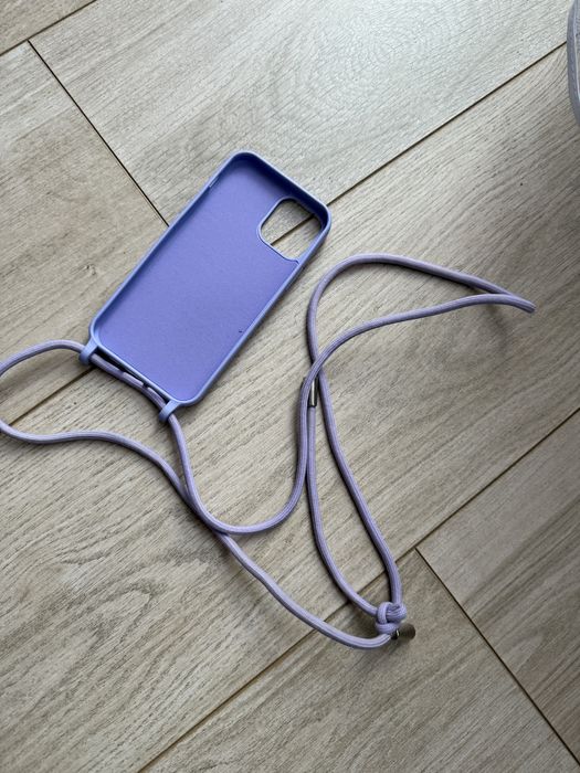 Fioletowe etui na sznurku iphone 12