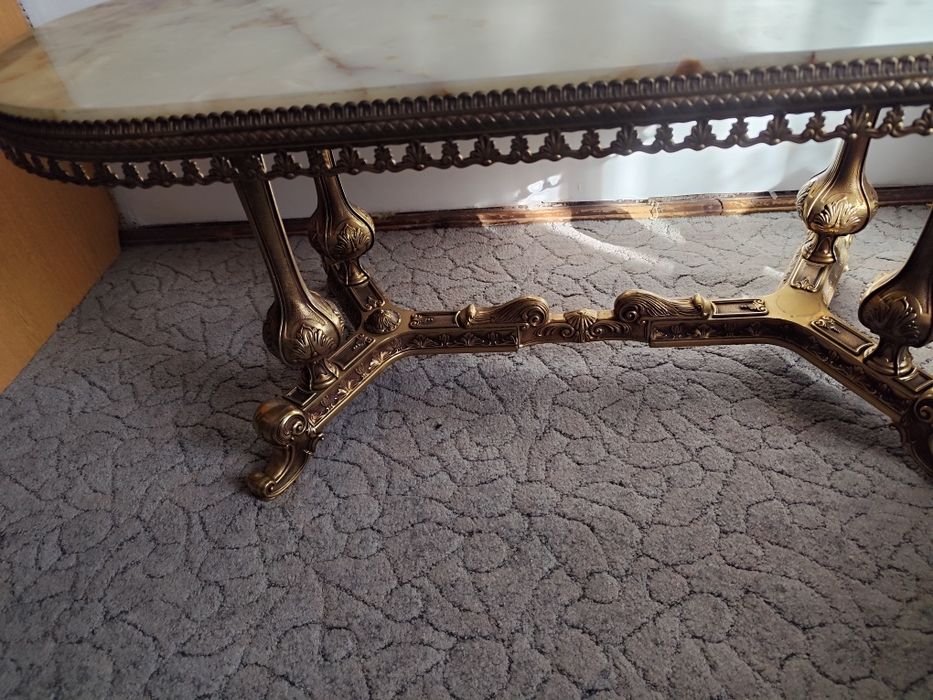 Masywny marmurowy stół