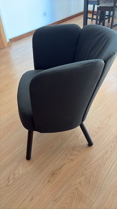 2 poltronas pretas