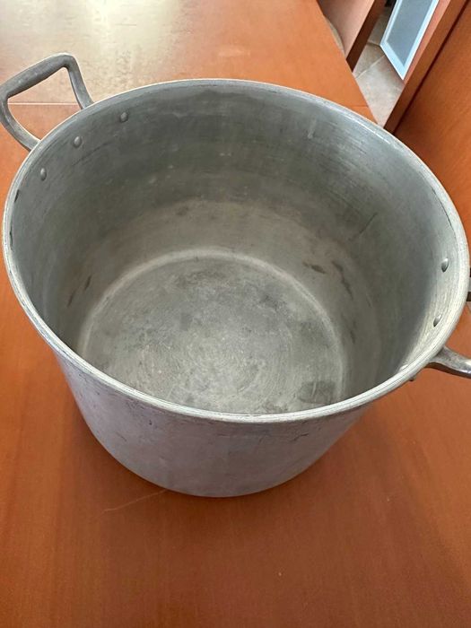 Tacho e panela de alumínio usados uma vez