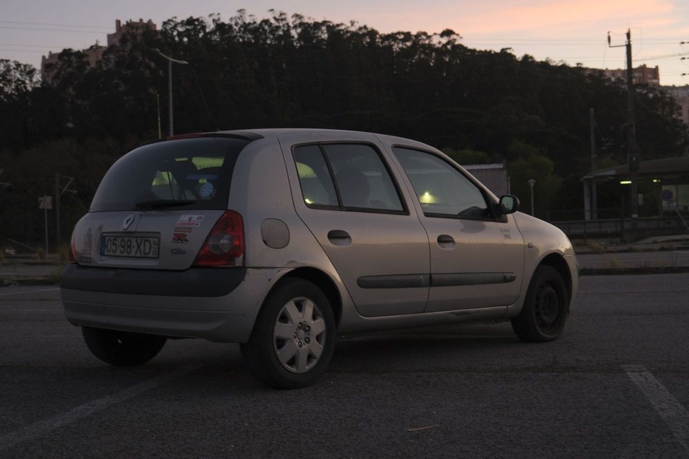 Renault Clio 1.2 16V 2004 Cinzento troco por mota preferencialmente