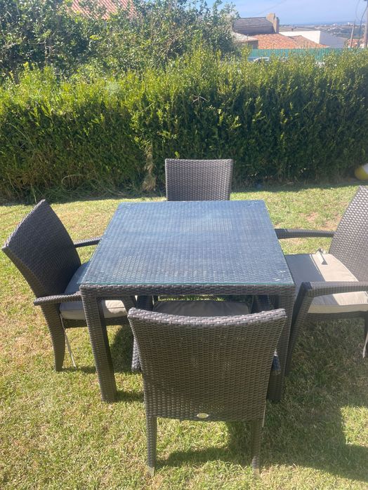 Mesa de jardim com cadeiras