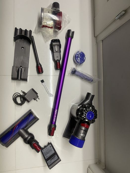 Odkurzacz Dyson V 8 , duzy zestaw ,nowa bateria .