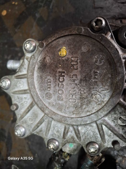 Vacum pompa BOSCH  do silnika 2.0TDI VW Passat B6 Golf V