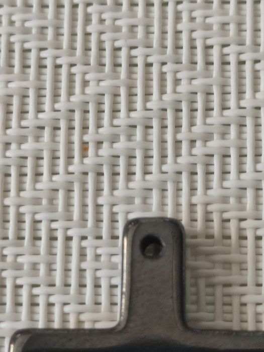 Krzyżyk wisiorek z hematytu.