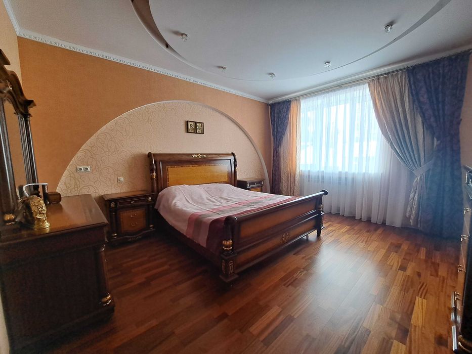 ПРОДАЖ БЕЗ КОМІСІЇ. Триповерховий будинок в с. Гореничі вул Мрії Площа будинку 398,5 кв.м. Ділянка 40 соток з ландшафтним дизайном