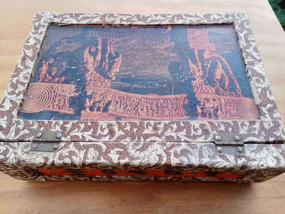 Vendo caixa de coleção antiga retro vintage antiguidade