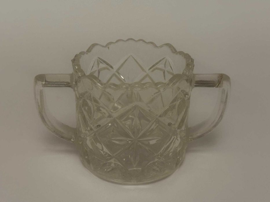 Szklana cukiernica, wykonana z grubego, tłoczonego szkła.