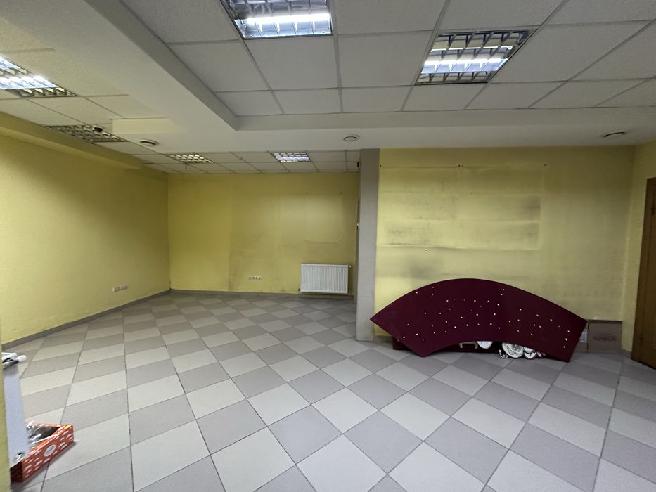 Продам в центрі приміщення 81м2