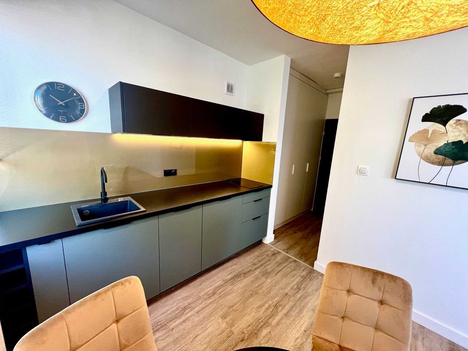 Nowocześnie wykończona kawalerka z miejscem parkingowym klimatyzacja