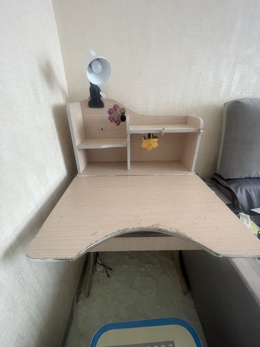 Письмовий дитячий стіл з поличками і стільчиком