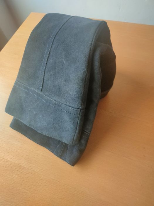 Par de botas usadas, em camurça.