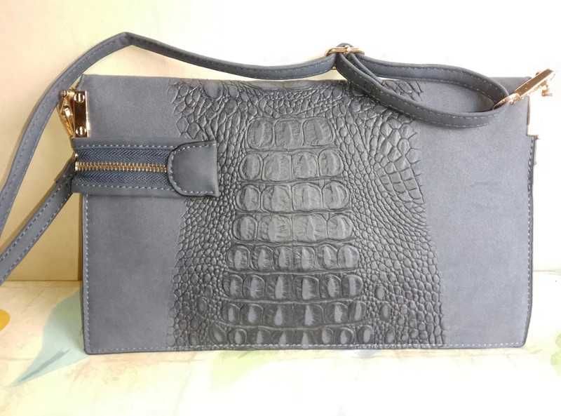 Carteira azul a tiracolo, gira!