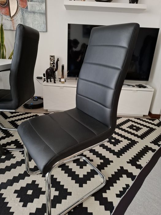 Vendo cadeiras em napa preta