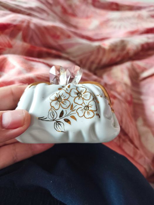 Linda peça em porcelana no formato de bolsa