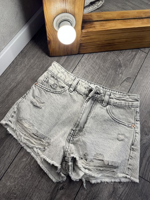 жіночі шорти.