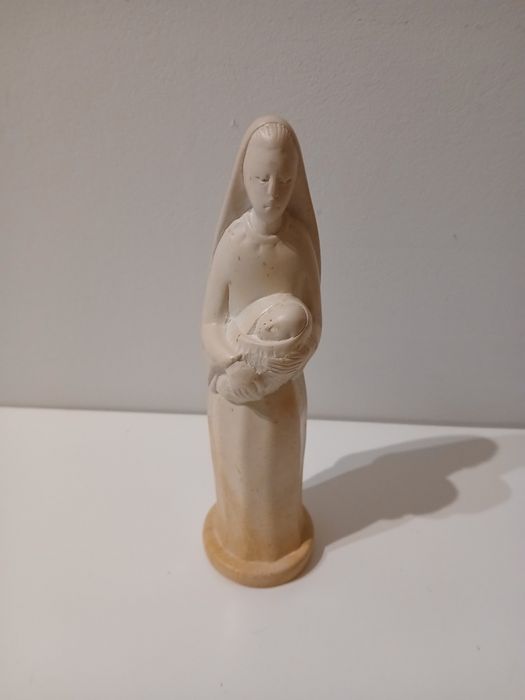 Escultura em pedra de Maria e Jesus