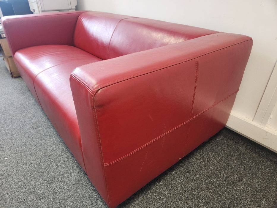 Skórzana sofa IKEA – Czerwona, elegancka, bardzo wygodna!