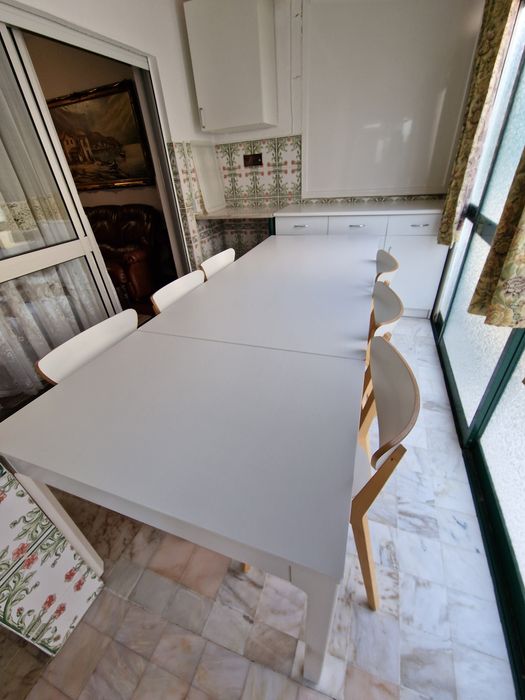 Mesa Extensível com 6 Cadeiras a Combinar