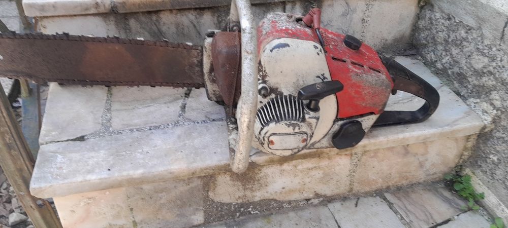 Motosserras varias a trabalhar